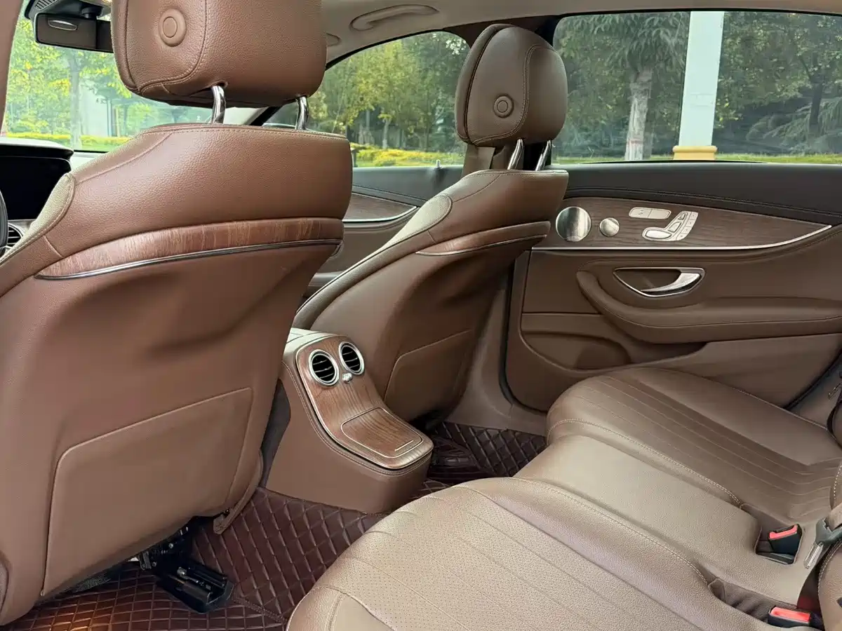 Фото 8 - Mercedes-Benz E-Class
