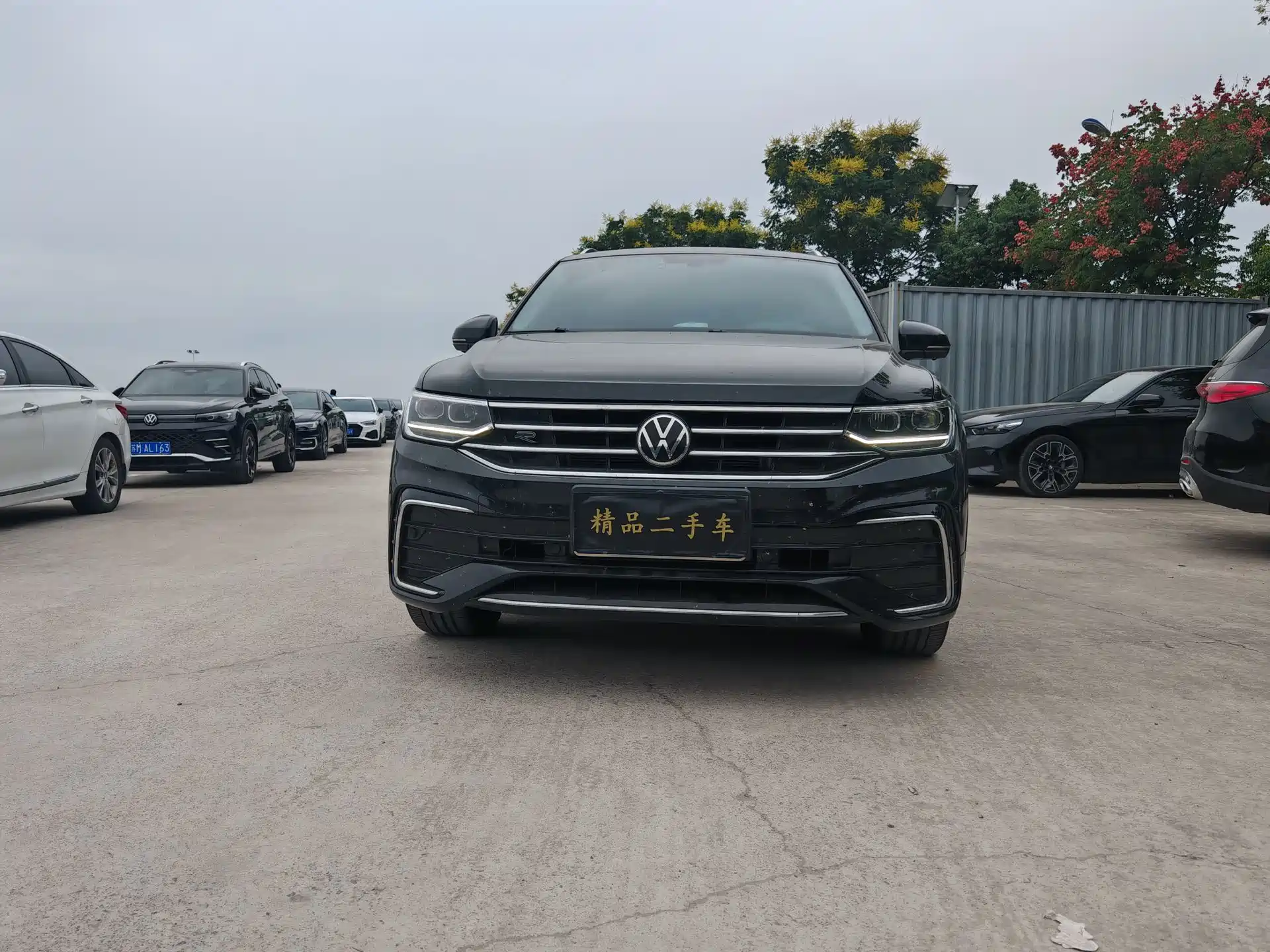 Photo 1 - Volkswagen Tiguan L