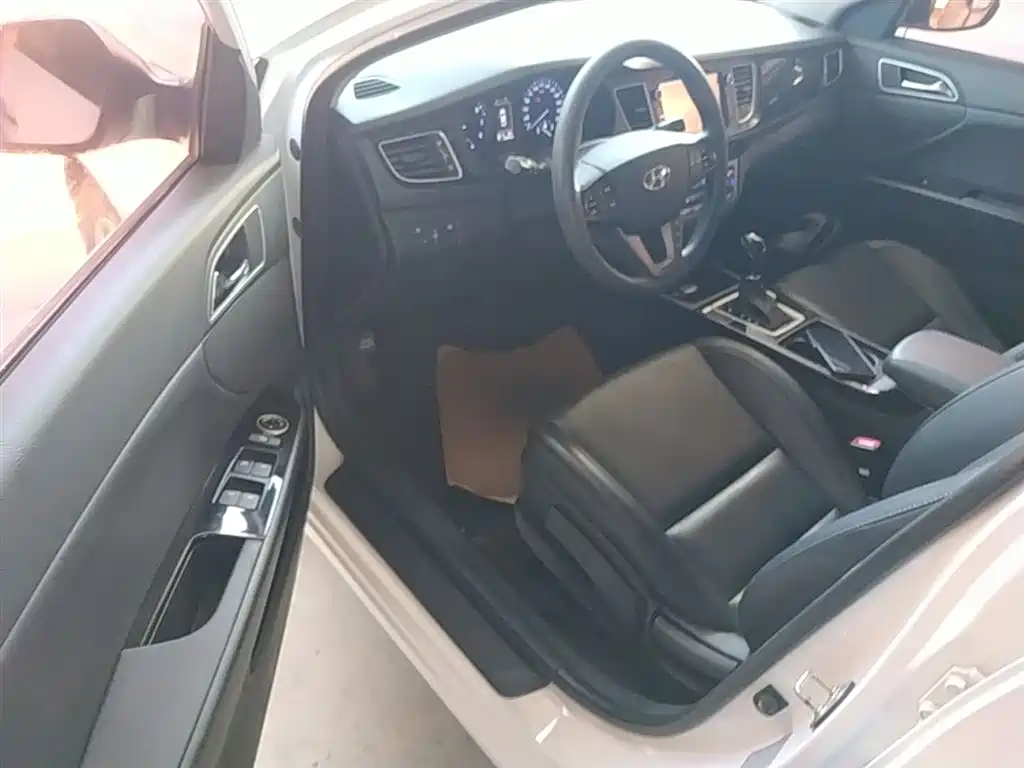 Hyundai Mistra 2014 1.8L Auto Smart GLS фото 16