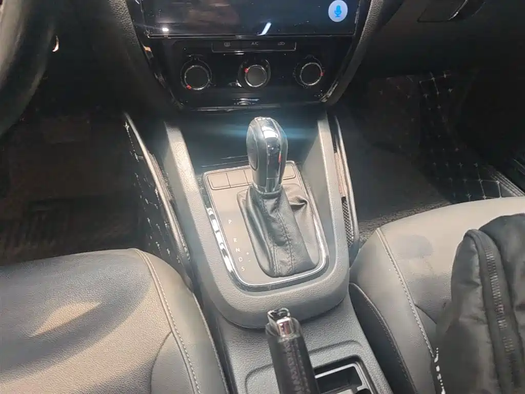 Volkswagen Sagitar 2016 230TSI 25th Anniversary Edition фото 14