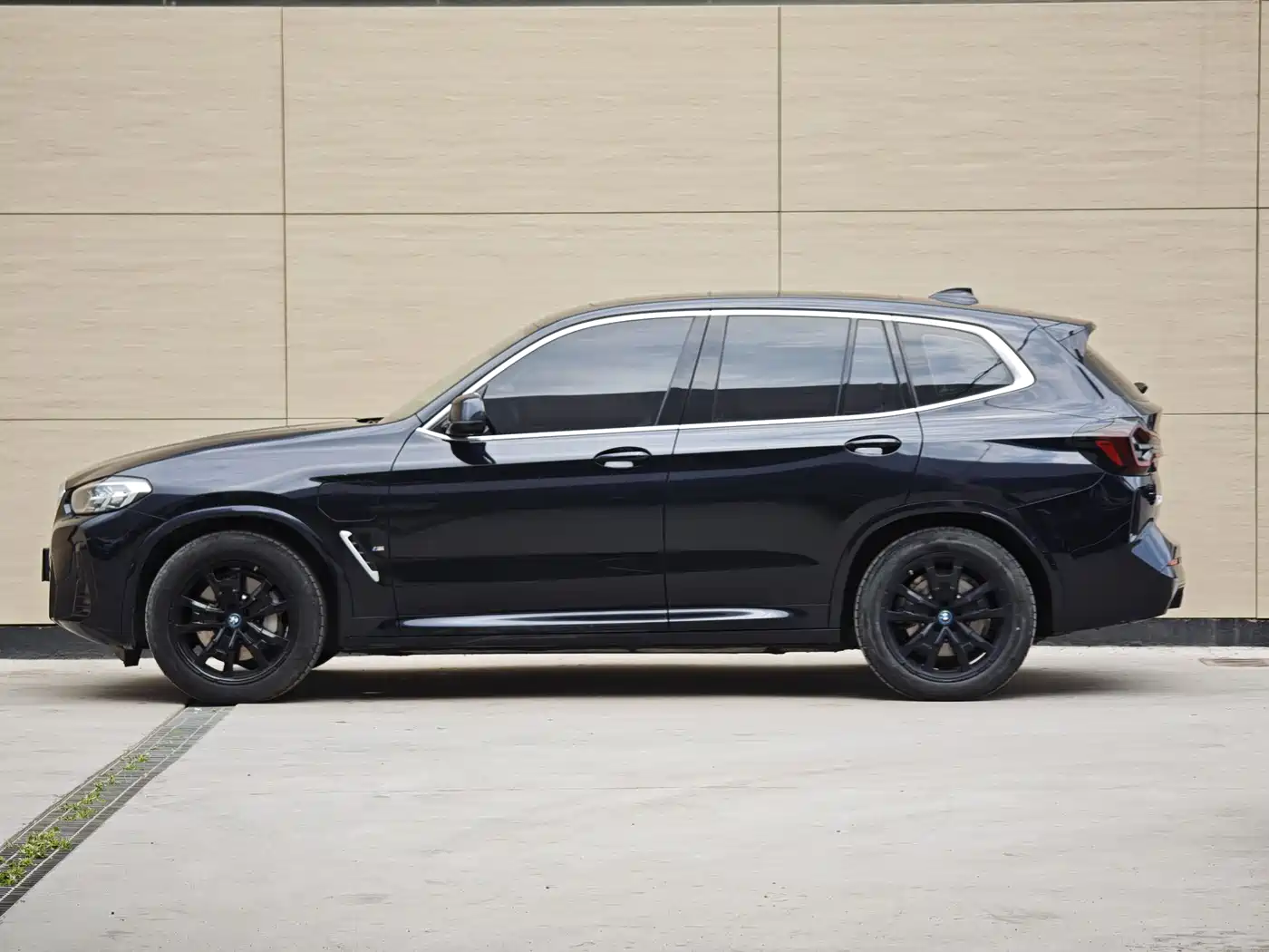 BMW iX3 2024 Leading Edition фото 2