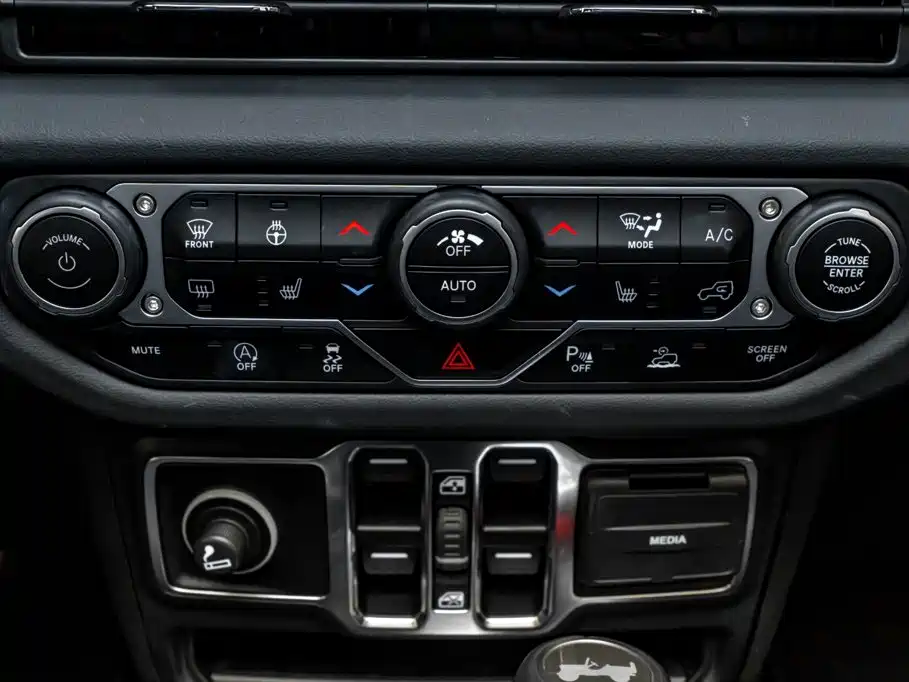 Jeep Wrangler 2025 2024 Model 2.0T Sahara Four-Door Version