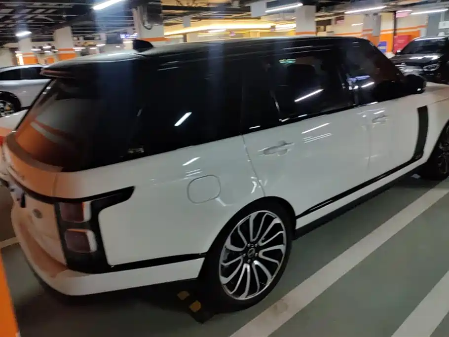 Land Rover Range Rover 2021 3.0 L6 Heritage Extended Classic Edition фото 3