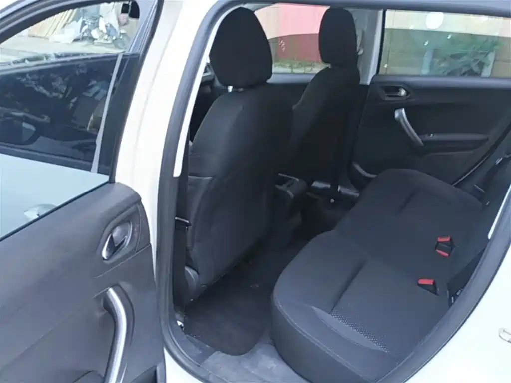 Peugeot 2008 2014 1.6L Automatic Fashion Edition фото 17