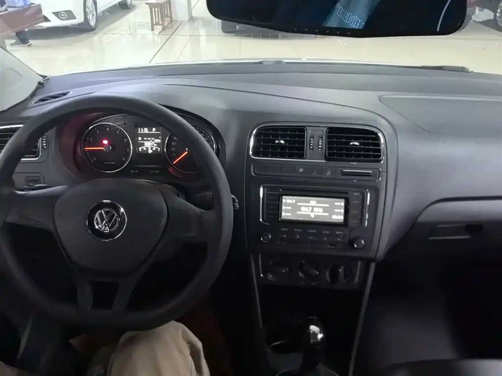 Volkswagen Polo 2014 1.6L Automatic Comfort Edition фото 6