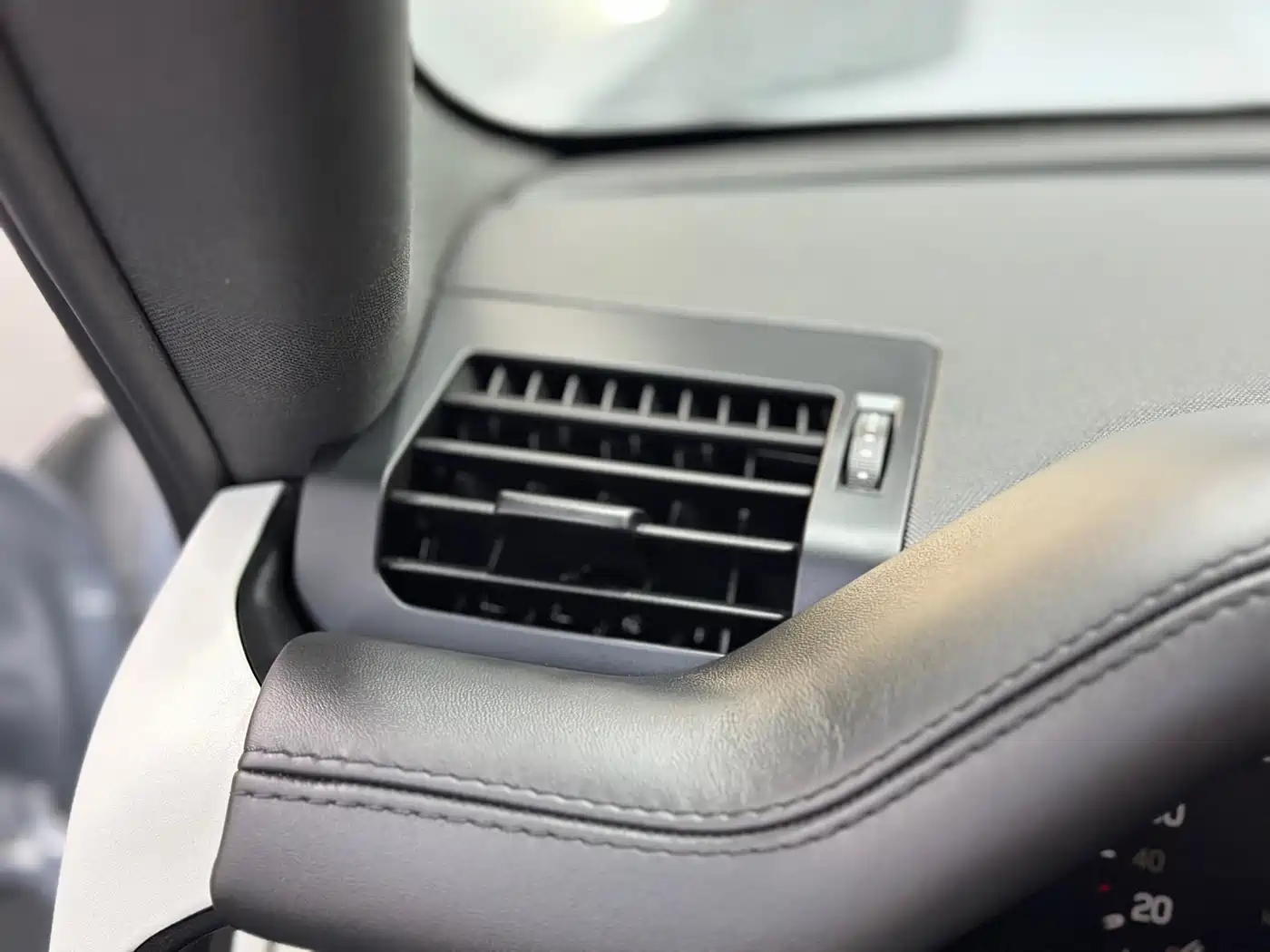 Land Rover Defender 2021 110 P400 X-DYNAMIC HSE фото 19