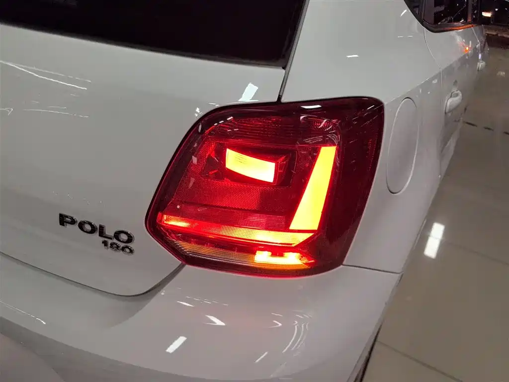 Volkswagen Polo 2014 1.6L Automatic Comfort Edition фото 24