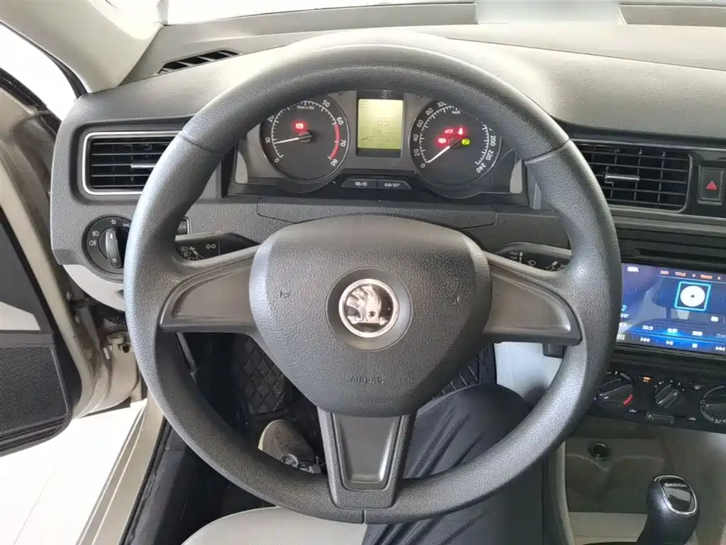 Škoda Rapid 2015 1.6L Automatic Smart Selection фото 11