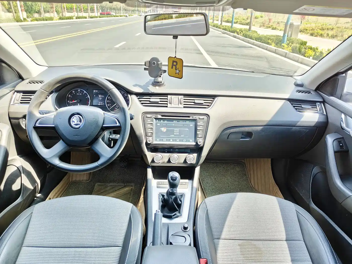 Škoda Octavia 2016 1.6L Manual Pioneer Edition фото 8