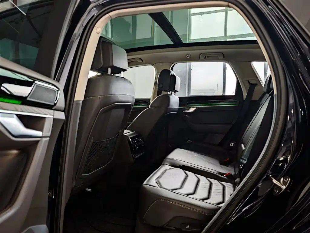Volkswagen Touareg 2021 3.0TSI Sharp Edition with Gloss Black Sports Package фото 24
