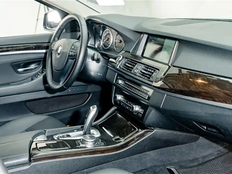 BMW 5 Series 2014 525Li Leading фото 20