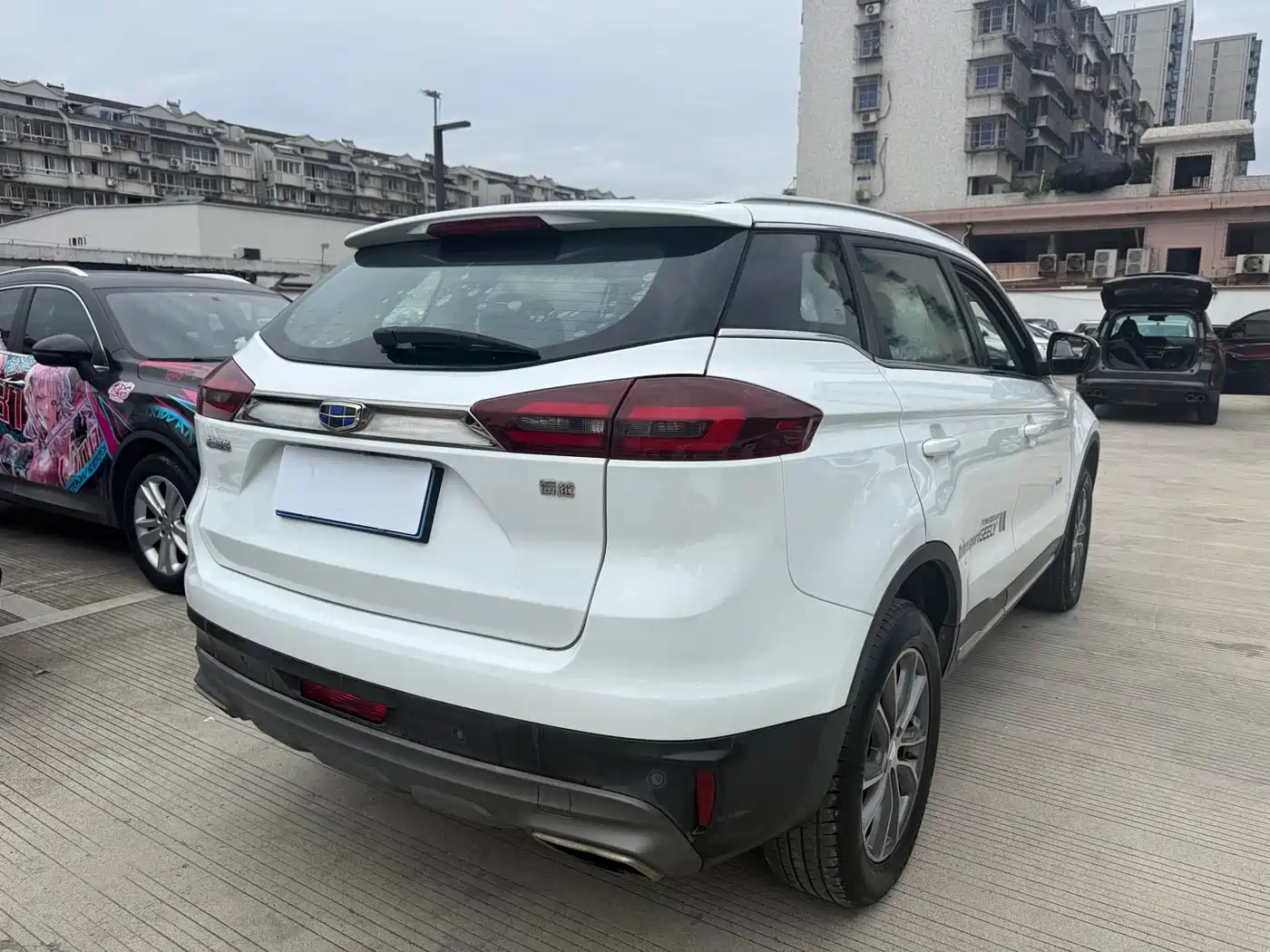 Фото 10 - Geely Atlas
