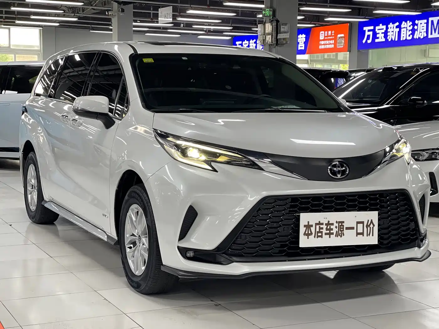 Toyota Granvia 2024 2.5L Hybrid Comfort фото 3