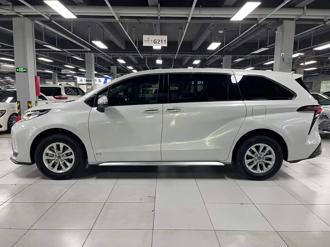 Toyota Granvia 2024 2.5L Hybrid Comfort фото 17