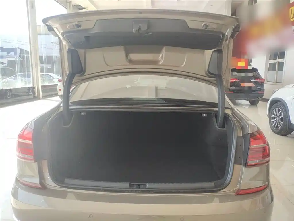 Volkswagen Passat 2017 330TSI DSG Luxury фото 19