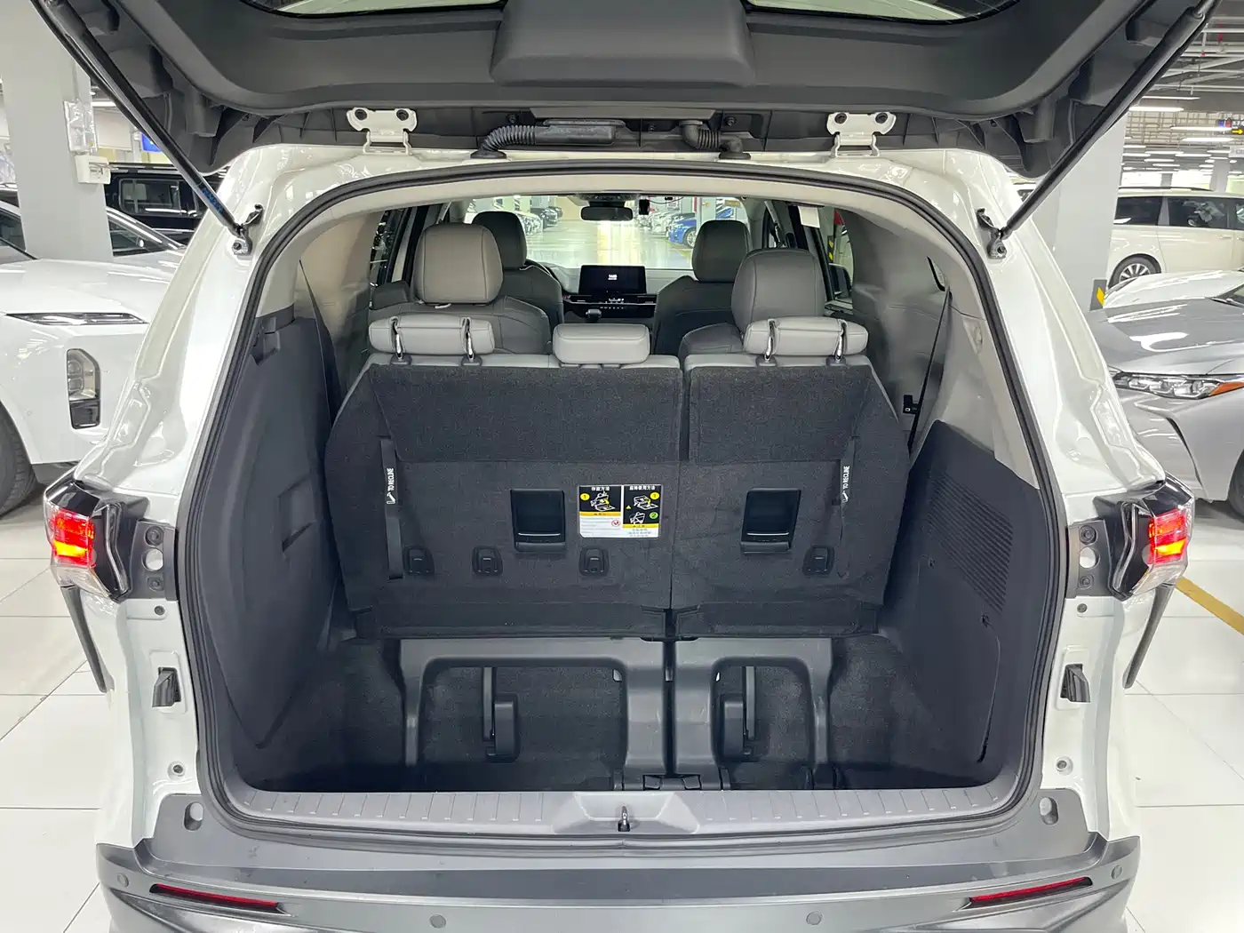 Toyota Granvia 2024 2.5L Hybrid Comfort фото 13