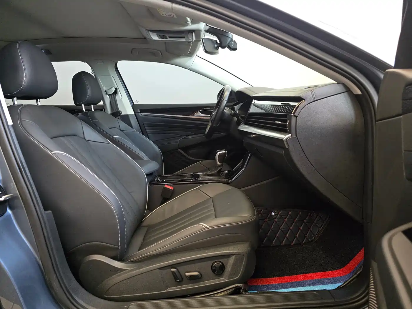 Volkswagen Passat 2022 330TSI Starlight Elite Edition фото 14