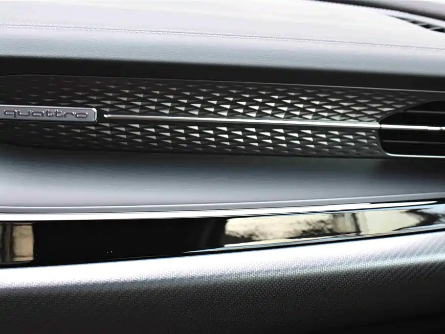AUDI Q6
