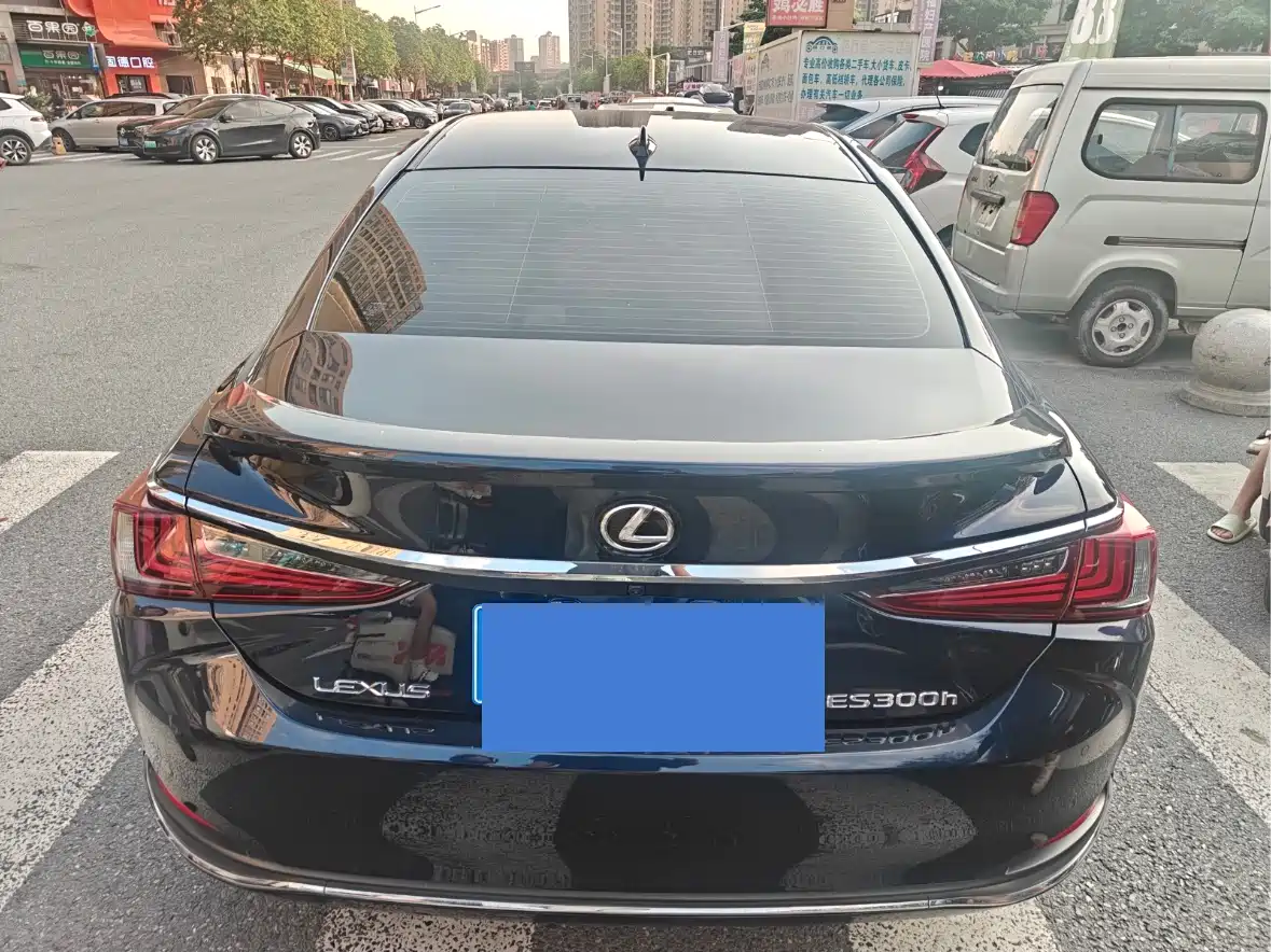 Lexus ES 2022 300h Ultimate Edition фото 9
