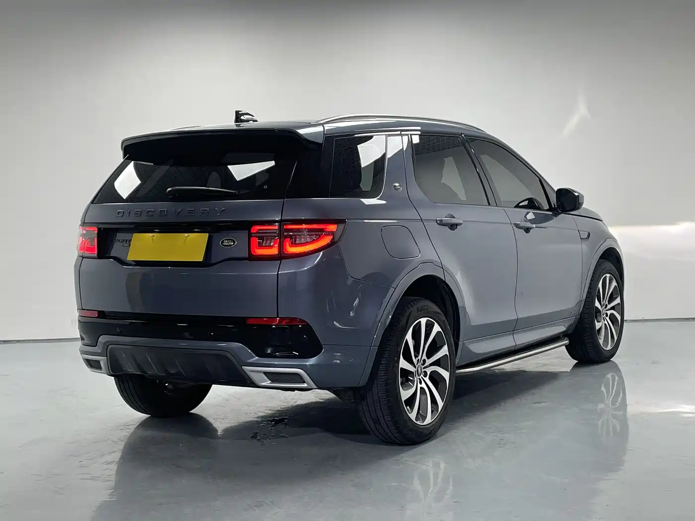 Land Rover Discovery Sport 2022 Model 249PS R-Dynamic S Performance Edition 5-Seater фото 5