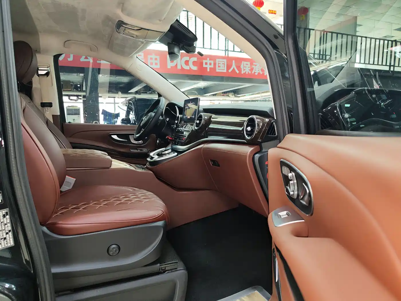 Mercedes-Benz V-Class 2018 V 260 L Premium Long Wheelbase Edition China VI фото 5
