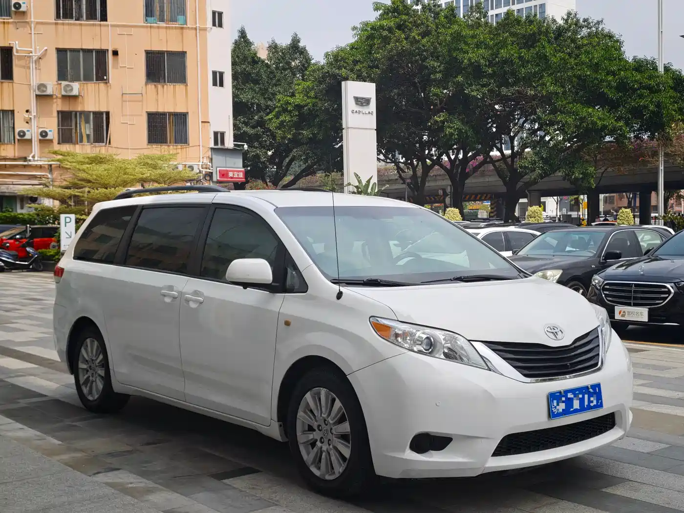Toyota Sienna 2013 3.5L 4WD Automatic фото 3