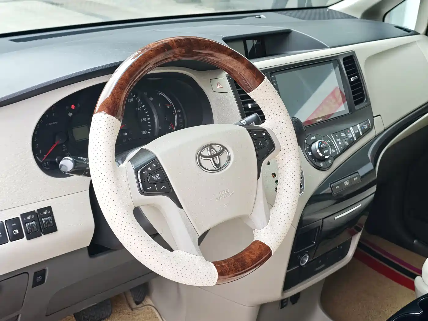 Toyota Sienna 2013 3.5L 4WD Automatic фото 8