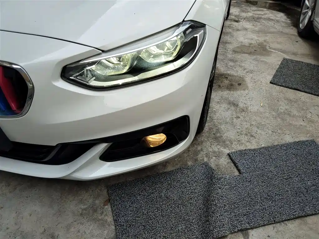 BMW 1 Series 2018 118i Sport Edition фото 3
