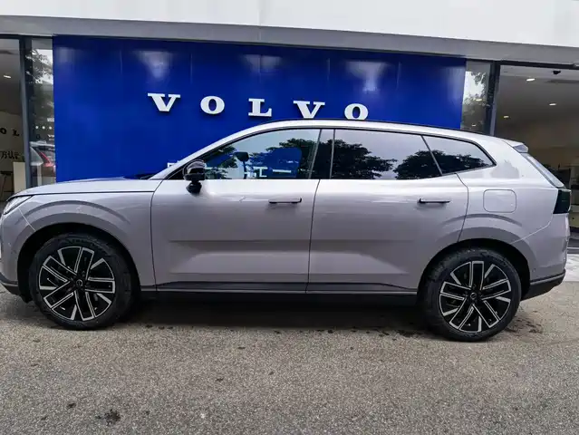 Volvo XC70 Plug-in Hybrid 2026 AWD Extended Range Core — фото 3