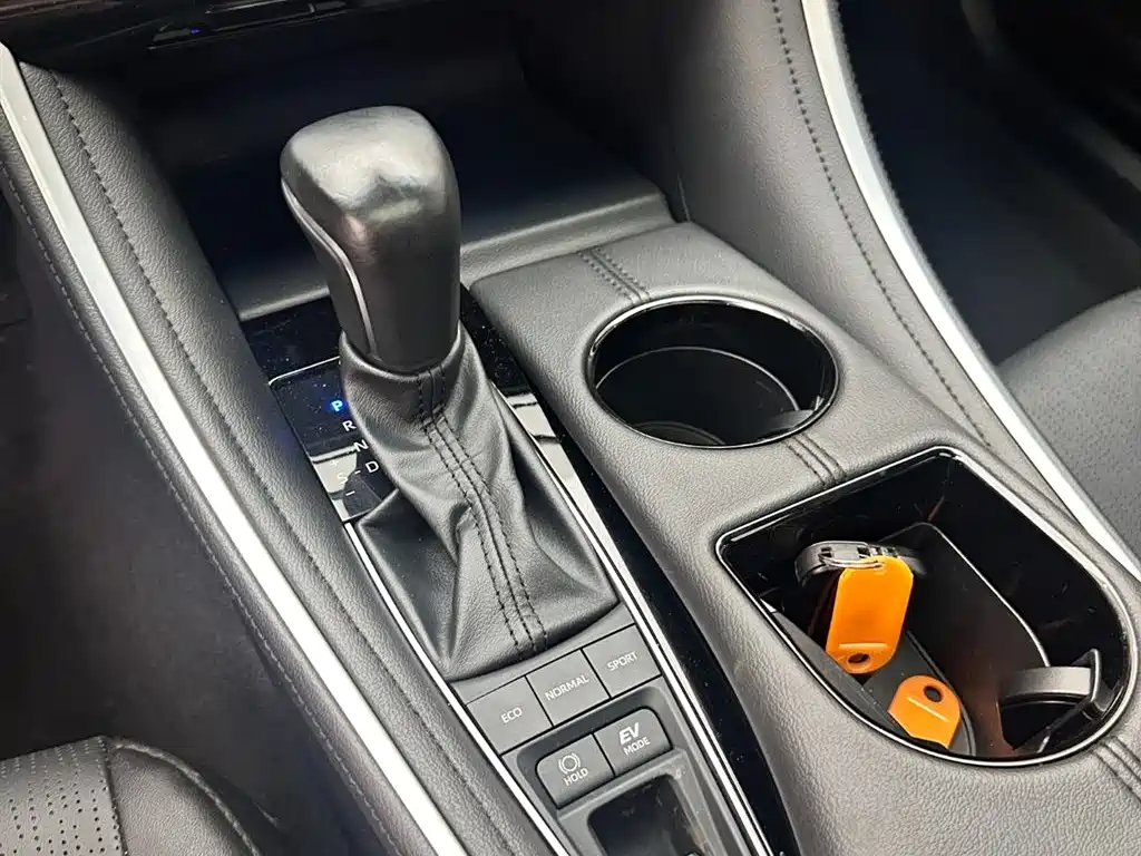 Toyota Avalon 2023 Hybrid 2.5L Luxury Edition фото 15