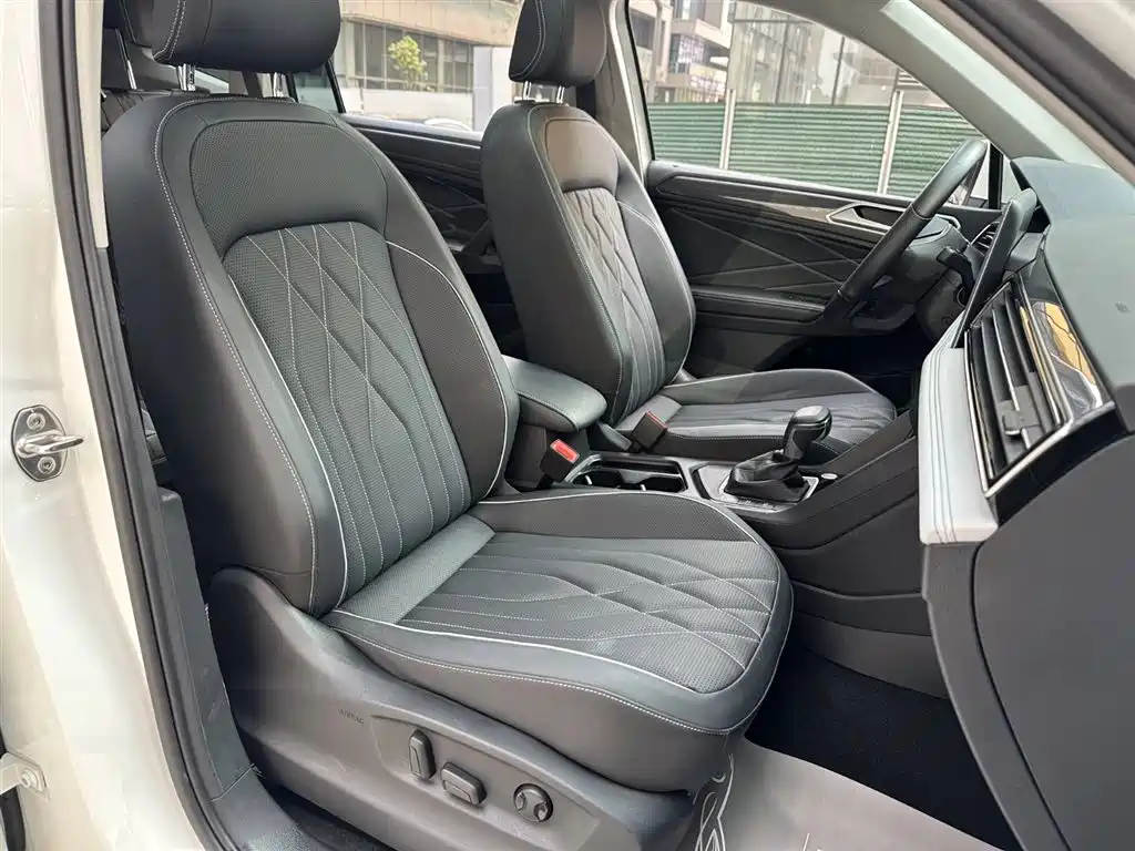 Volkswagen Tiguan L 2024 330TSI Automatic 2WD R-Line Premium Enjoyment Edition фото 9