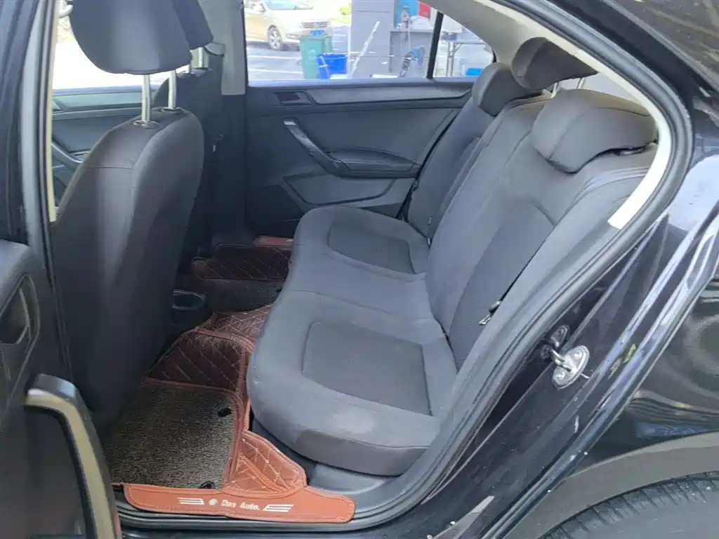 Volkswagen Santana 2013 1.6L Automatic Trend Edition фото 12