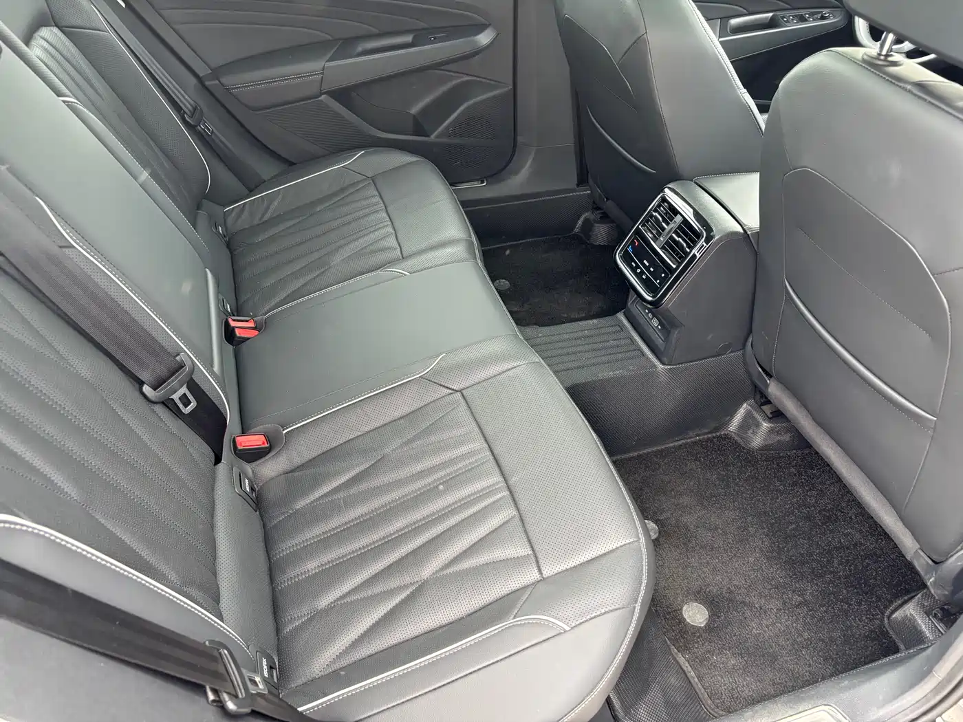 Volkswagen Passat 2023 330TSI Starlight Luxury Edition фото 11