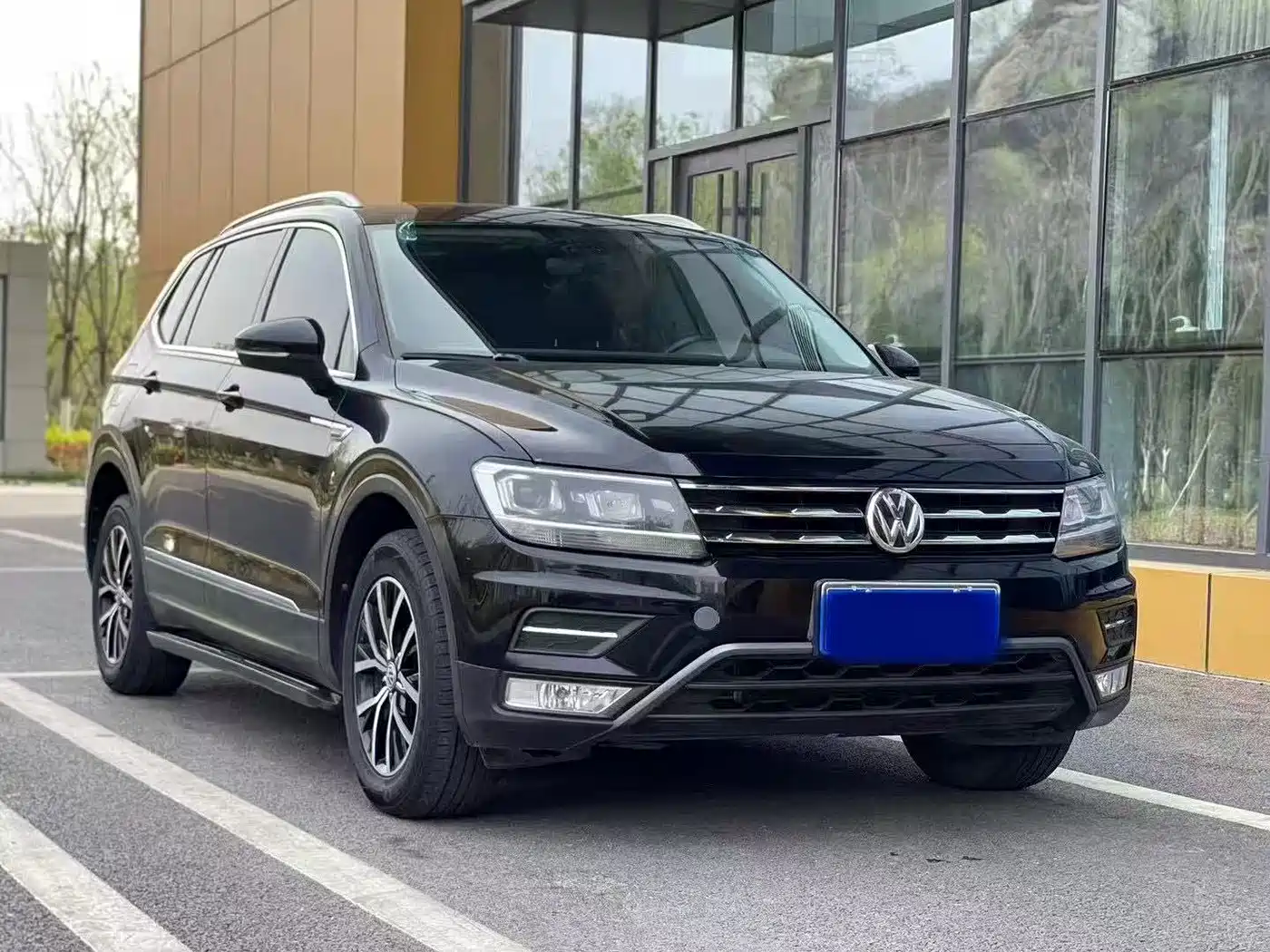 Volkswagen Tiguan L 2018 Facelift 330TSI Automatic 2WD Comfort Edition фото 3