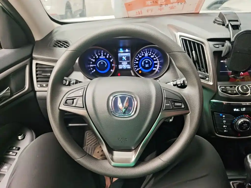 Фото 11 - Changan CS75