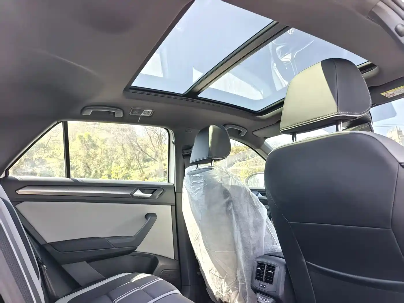 VOLKSWAGEN T-ROC EXPLORING SONGS