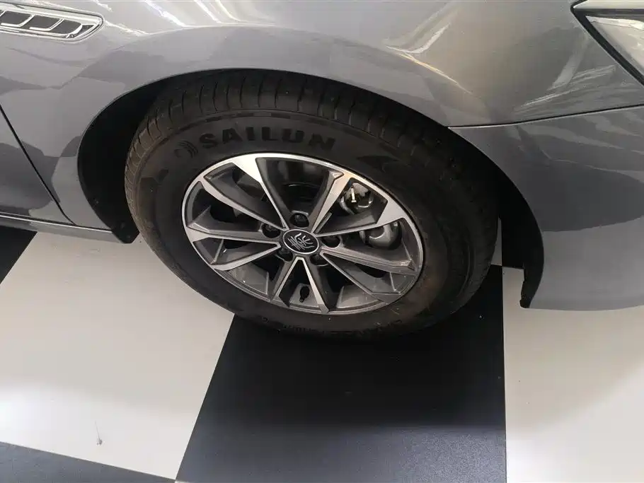 BYD Qin PLUS 2024 Glory Edition DM-i 55KM Leading фото 6