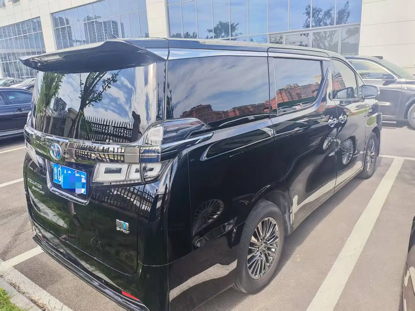 Toyota Vellfire 2020 Twin Engine 2.5L HV Premium Edition фото 2