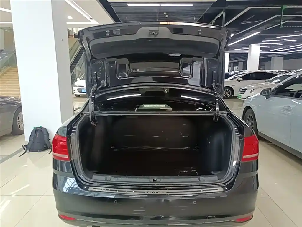 Volkswagen Lavida 2017 1.6L Automatic Trend Edition фото 18