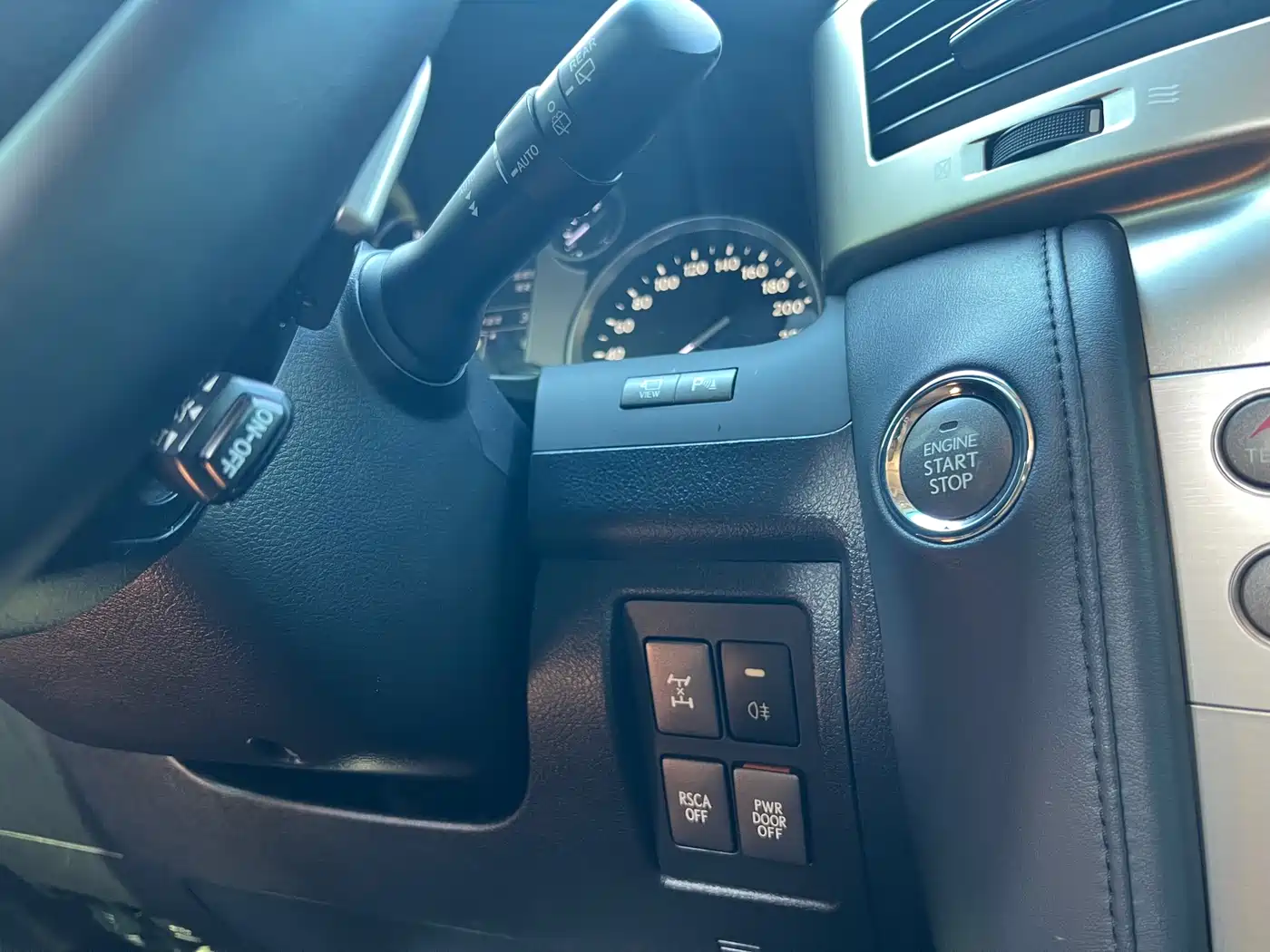 Lexus LX фото 15