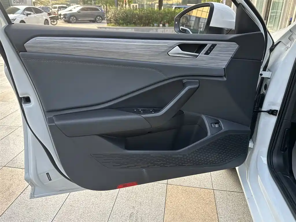 Volkswagen Sagitar 2025 300TSI DSG Surpass Edition фото 21