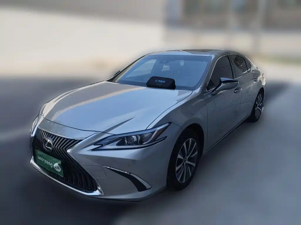 Фото 1 - Lexus ES
