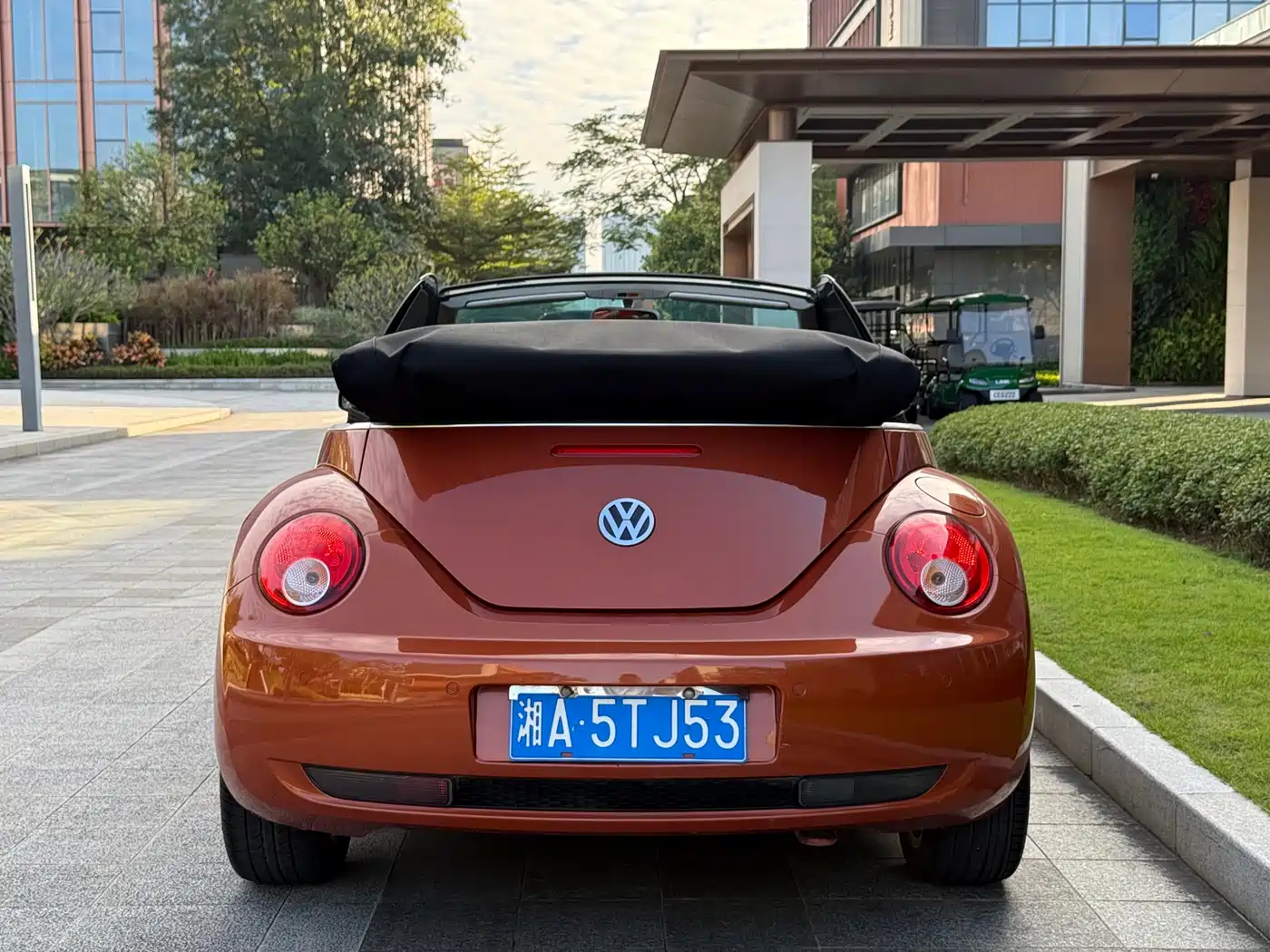 Volkswagen Beetle 2010 Model 2.0 BlackOrange Convertible Luxury Edition фото 5