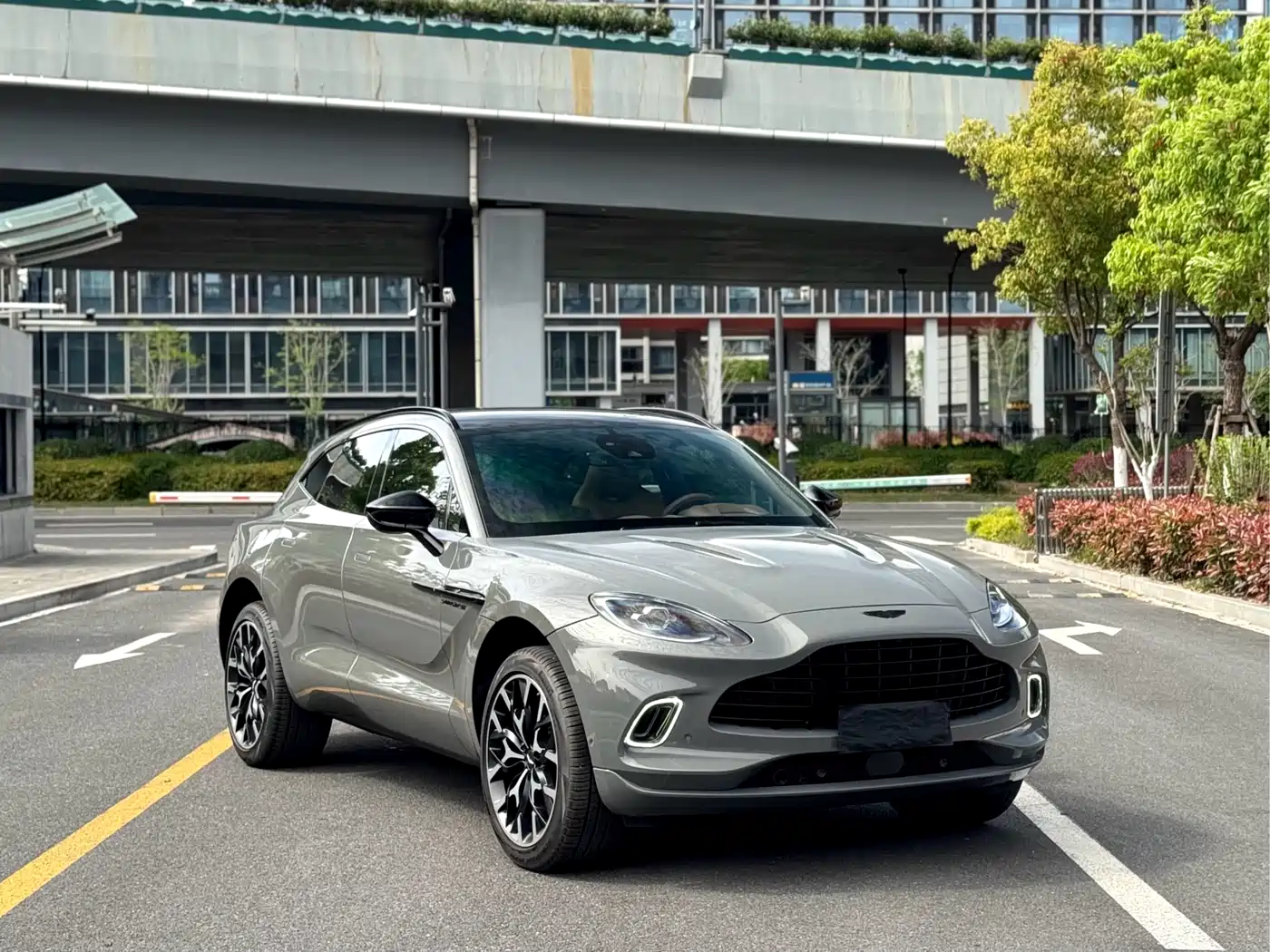 ASTON MARTIN DBX