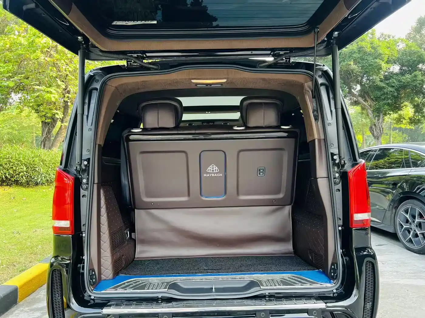 Mercedes-Benz V-Class 2018 V 260 L Premium Long Wheelbase Edition China VI фото 28