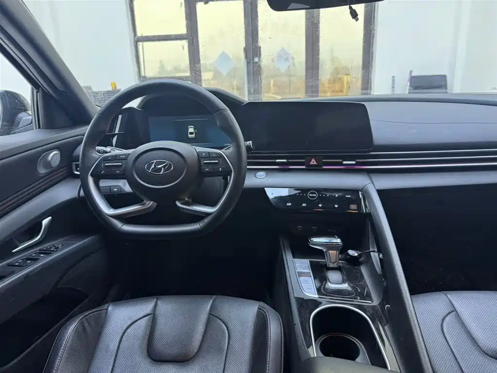 Hyundai Elantra 2021 1.5L CVT LUX Premium Edition фото 5