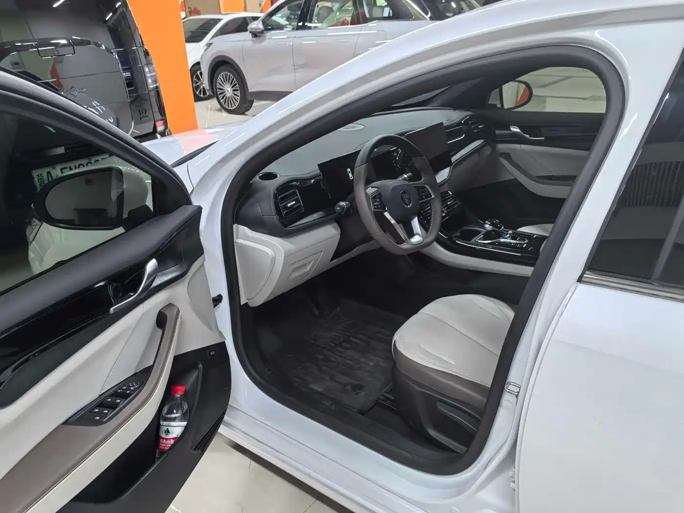 BYD Qin PLUS 2024 Glory Edition DM-i 55KM Leading фото 5