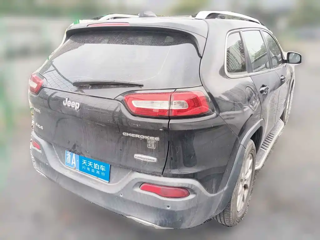 Photo 5 - Jeep Cherokee
