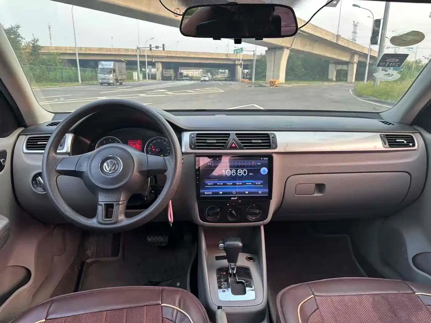 Volkswagen Bora 2011 1.6L Automatic Fashion фото 7