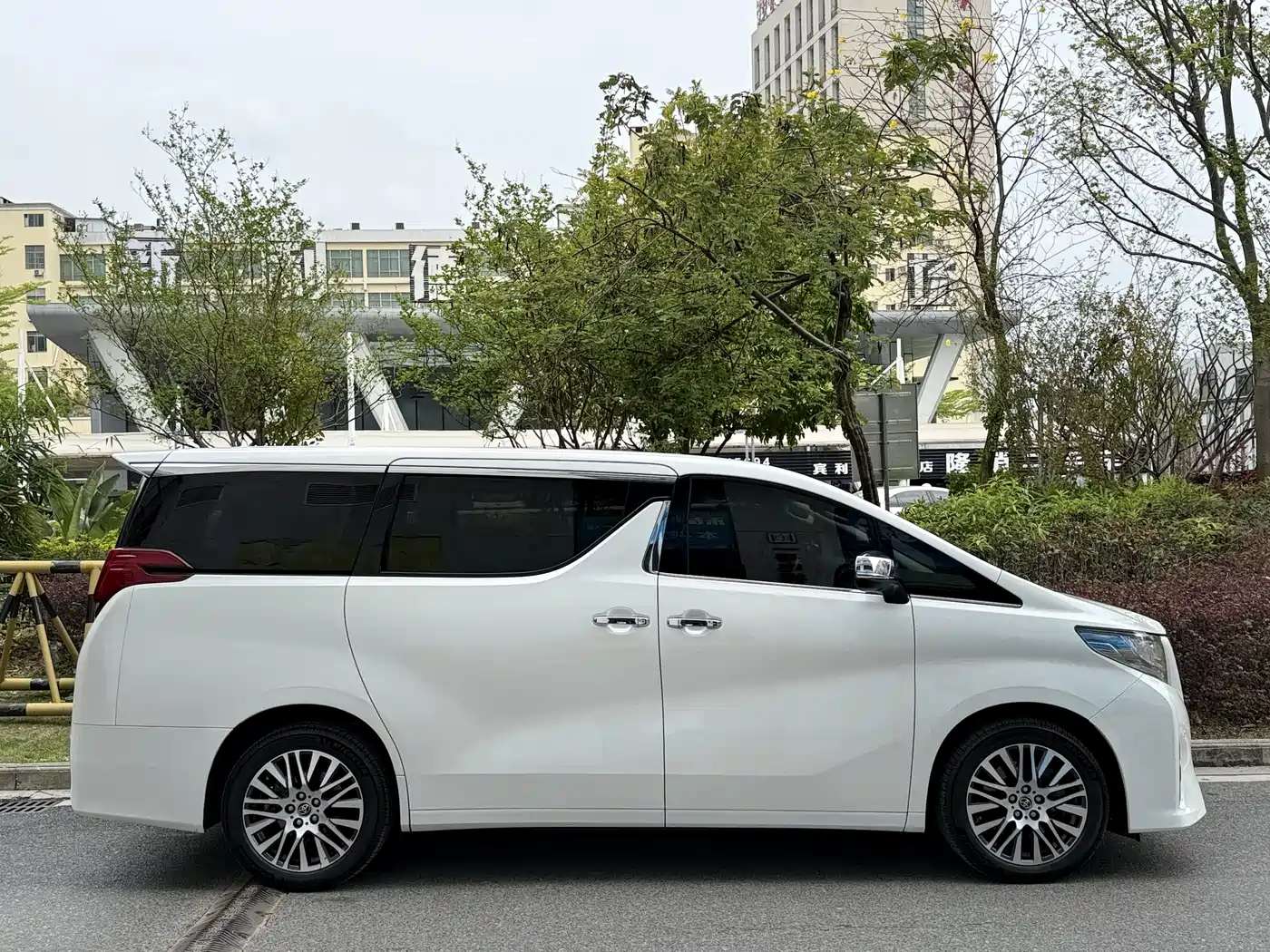 Toyota Alphard 2018 3.5L Luxury фото 3